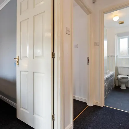 Semesterbostad 5br Contractor - Sleeps 10 - Wi-fi & Parking Bristol