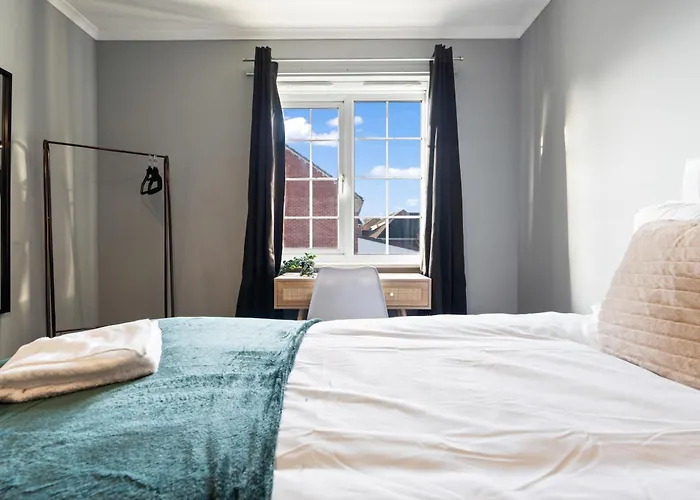 Applin House-5 Bed Contractor Parking Wifi Semesterbostad