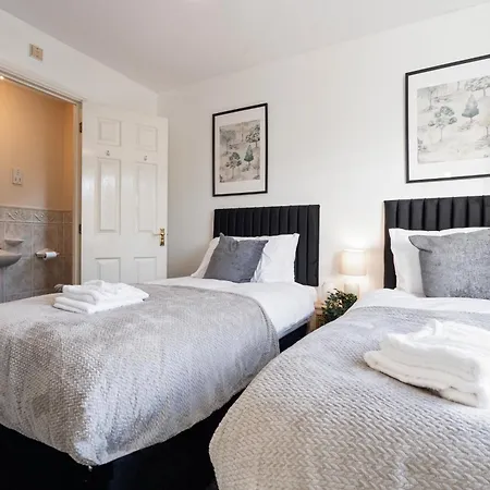 Applin House-5 Bed Contractor Parking Wifi 度假居