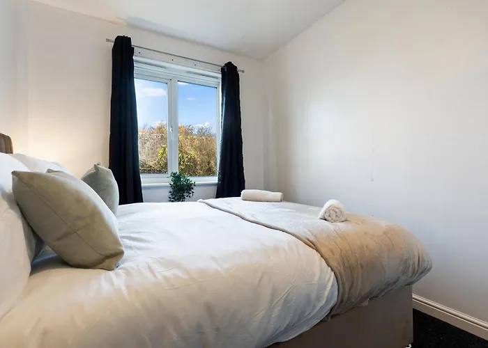 Applin House-5 Bed Contractor Parking Wifi 度假居